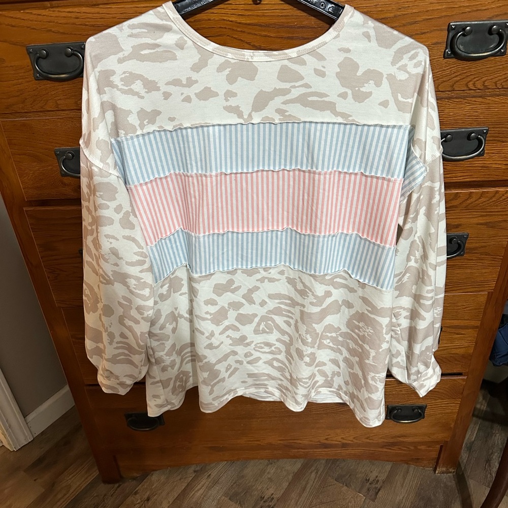 Tan xl animal print long sleeves wig pink and blue stripes
